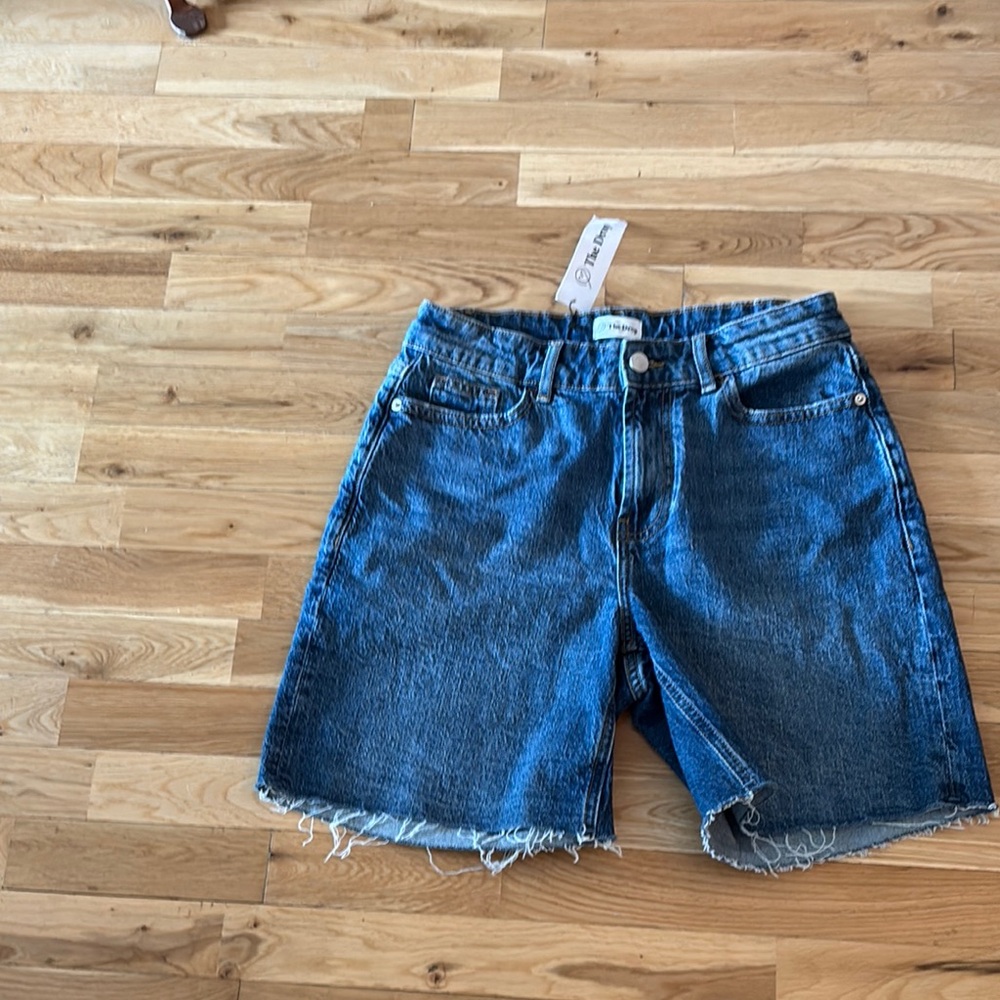 Women’s NEW w tags on… The Drop” Mari Long relaxed denim short.